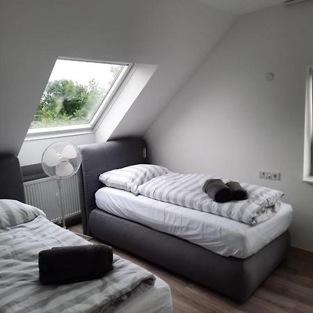 Ferienwohnung Apartment - Free Parking - Wifi - Kitchen エッセン エクステリア 写真